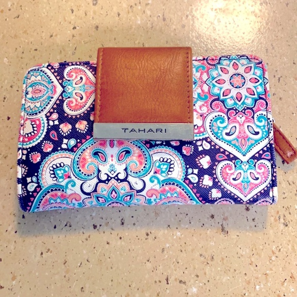 Tahari trifold wallet RFID snap/zip trifold wallet